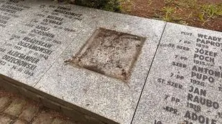 Skradziono metalowe tablice z cmentarza wojennego. Kołobrzeg