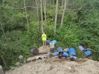 Służby natrafiły na beczki z nieznaną substancją