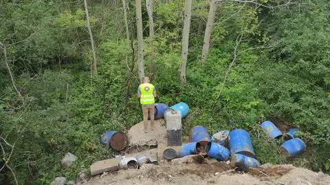 Toruń. Służby natrafiły na beczki z nieznaną substancją