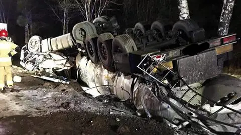 Dachowanie cysterny z mlekiem. Kierowca "nie wyrobił" się na zakręcie 