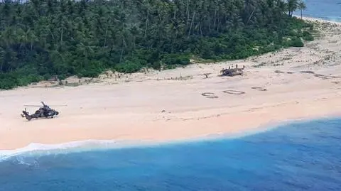 Utknęli na maleńkiej wyspie. Uratował ich napis SOS na plaży