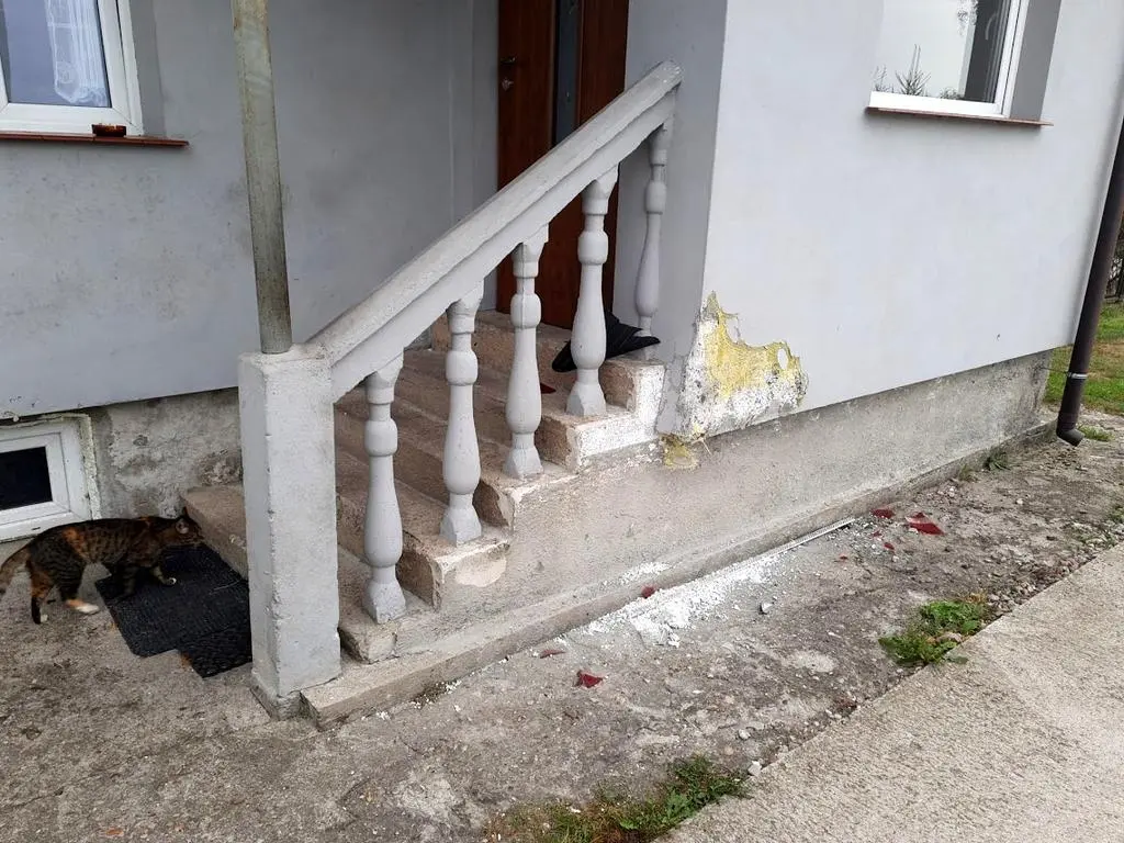 Kierowca staranował bramę i wjechał w dom