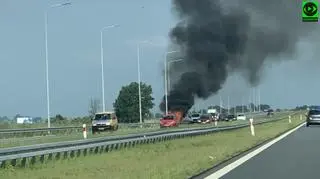 Dym unoszący się nad drogą był widoczny z daleka