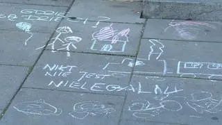 Na chodniku pojawiły się rysunki i napisy