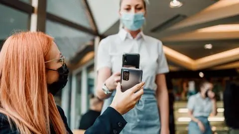 platnosc zblizeniowa telefon smartfon shutterstock_2049411320