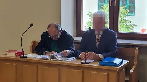 "Rzucał w kobietę dokumentami, opóźniał wypłaty". Wójt usłyszał zarzut znęcania się