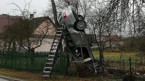 18-latek uderzył w ogrodzenie i wjechał w słup. "Auto zatrzymało się w dość akrobatyczny sposób" 
