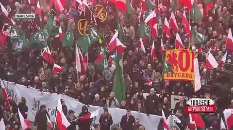 Flagi ONR i Forza Nuova na marszu narodowców w Warszawie