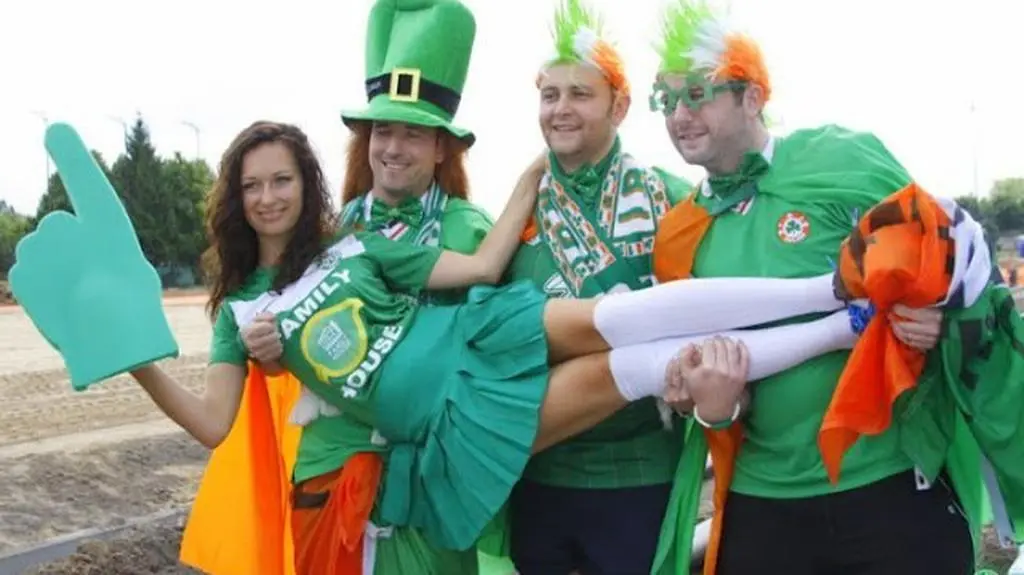 Irlandczycy nosili modelki na rękach