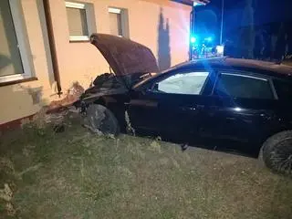 Samochód zjechał z drogi i uderzył w świetlicę wiejską. Policja szuka kierowcy