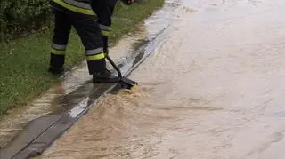 Straż pożarna udrożniała studzienki kanalizacyjne