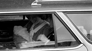 Bruno Mouron - księżna Diana z księciem Karolem i nowo narodzonym synem Williamem po wyjściu ze szpitala St Mary w Londynie, 1982
