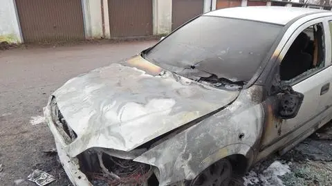 Nocny pożar samochodów na osiedlowym parkingu. Zniszczone dwa auta