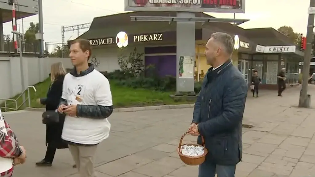 Jarosław Wałęsa zachęcał do głosowania mieszkańców Gdańska rozdając im cukierki