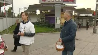 Jarosław Wałęsa zachęcał do głosowania mieszkańców Gdańska rozdając im cukierki