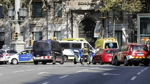 Biała furgonetka która wjechała w tłum w Barcelonie