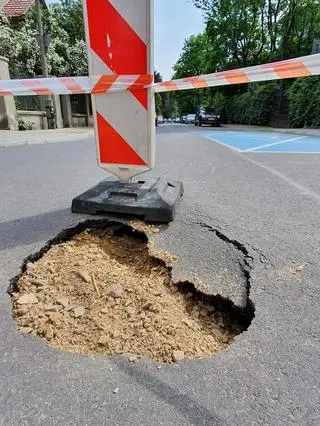 Dziura na środku ulicy Wyspiańskiego w Krakowie w 2020 roku