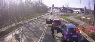 Metalową pałką wybił szybę w aucie innego kierowcy