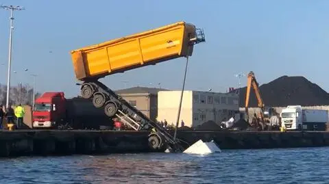 Samochód ciężarowy stoczył się w porcie do wody 