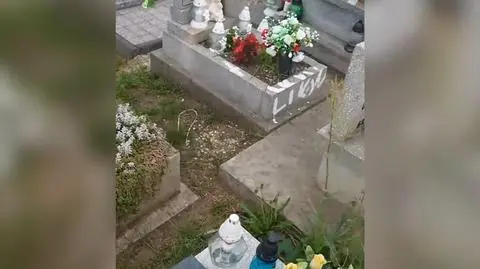 Wielkie, białe napisy na nagrobkach. "To brak empatii i dewastacja". Parafia tłumaczy