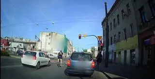 Wjechał na czerwonym świetle i kręcił bączki na przejściu dla pieszych