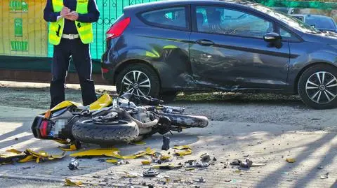 Zderzenie auta z motocyklem. "Widząc, co się dzieje, położył maszynę"