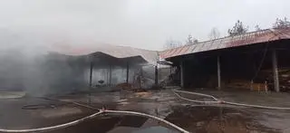 Pożar hali w Grodźcu. W akcji 24 zastępy straży pożarnej 