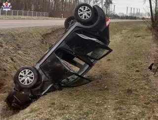 Auto stanęło niemal na sztorc 