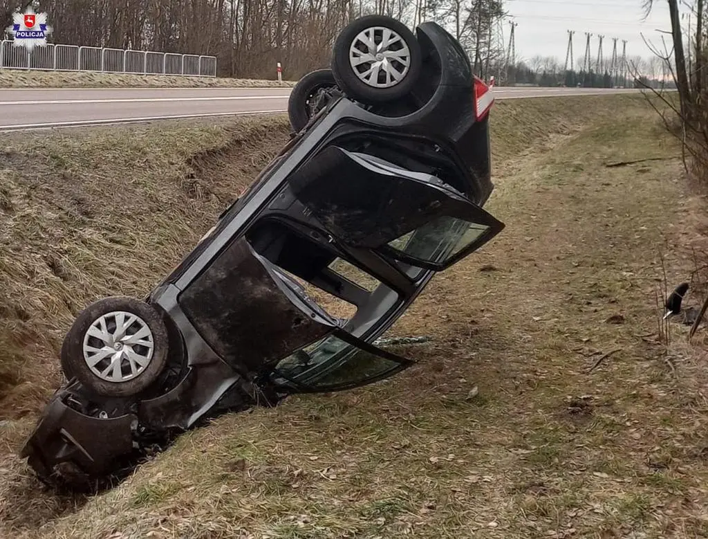 Auto stanęło niemal na sztorc 