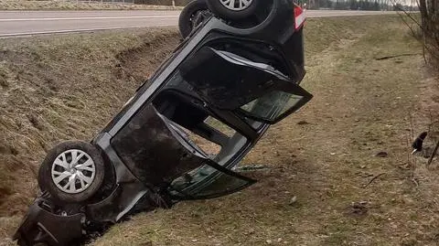 Auto stanęło niemal na sztorc 