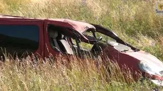 Dachował i wpadł na jedną z prywatnych posesji