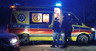 Ratownicy stwierdzili, że mężczyzna ma objawy hipotermii 