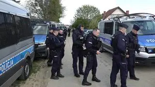 Policjanci biorący udział w obławie po zabójstwie w Jagatowie