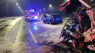 Ciężarówka uderzyła w bariery na drodze S3 koło Polkowic