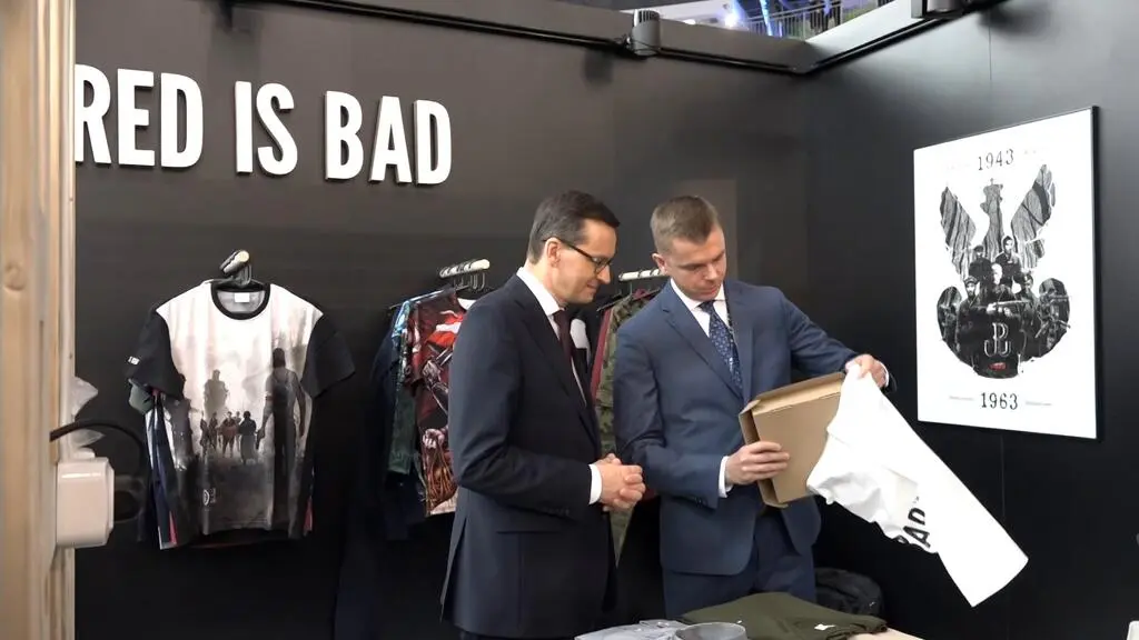 Mateusz Morawiecki odwiedził sklep marki odzieżowej Red is Bad, aby kupić koszulki dla wolontariuszy (zdjęcie z 2018 roku)