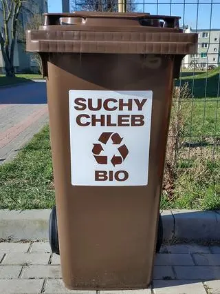 Stanęły pojemniki na suchu chleb 