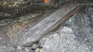 „Rynna” z dębu podczas oczyszczania – datowana dendrochronologicznie na XII wiek