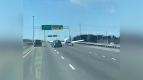 Awaryjne lądowanie samolotu na autostradzie