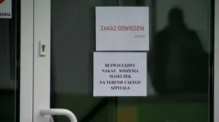 Na drzwiach wisi kartka z informacją o zakazie odwiedzin