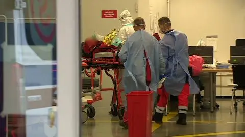 Ruszają kolejne szpitale tymczasowe. "Trzy tysiące łóżek zajmiemy w ciągu 10 dni. Nie tędy droga"