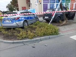 Zderzenie radiowozu z samochodem osobowym. Dwóch policjantów rannych, poszukiwania kierowcy