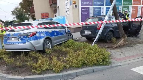 Zderzył się z radiowozem, porzucił samochód i uciekł. Został zatrzymany