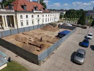 W tym roku badają fragment dziedzińca zajmujący 500 metrów kwadratowych (zdjęcie z lipca 2023) 