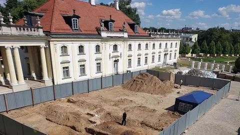 W tym roku badają fragment dziedzińca zajmujący 500 metrów kwadratowych (zdjęcie z lipca 2023) 