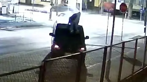 Wskoczył na dach busa i nie chciał zejść. Zszokowany kierowca zawiózł go przed komendę