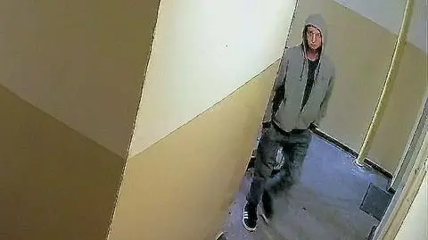 Czeka, aż przejdą dzieci i zabiera rower. Policja szuka zakapturzonego mężczyzny z nagrania