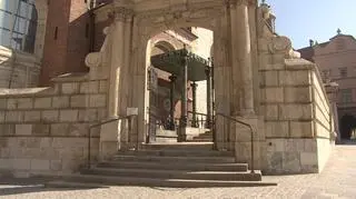 Wejście do krypty na Wawelu, w której jest grobowiec pary prezydenckiej