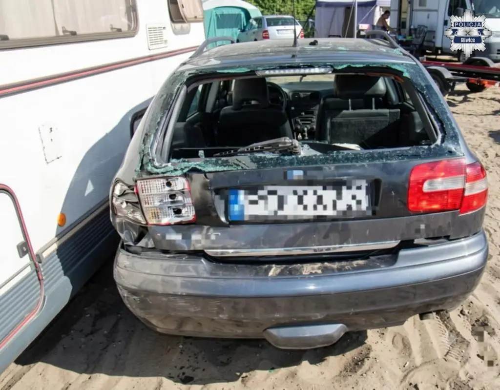 30-latek uszkodził 10 aut