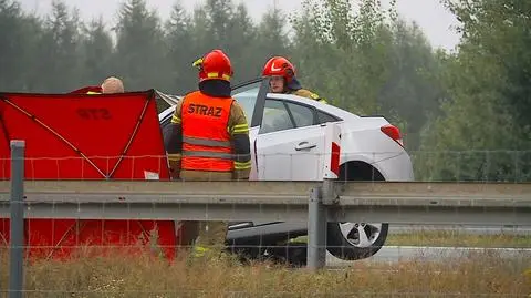 Tragedia na autostradzie. Samochód osobowy wbił się w ciężarówkę 