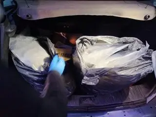 W samochodzie i mieszkaniu mężczyzny znaleziono marihuanę, kokainę i mefedron